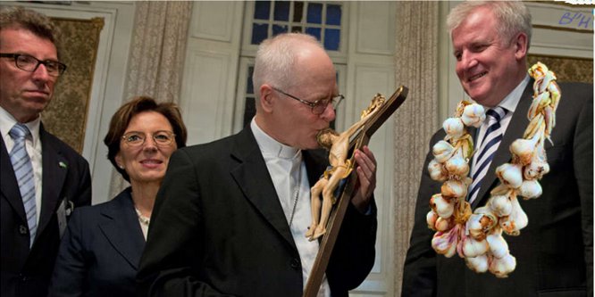 Minister Seehofer beschenkt Kardinal mit Kruzifix