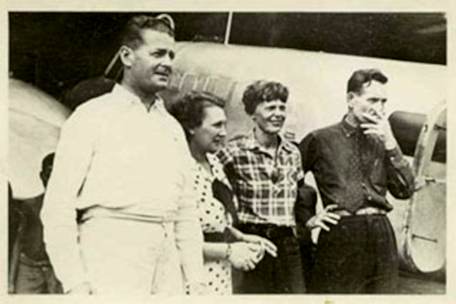 Bild: Amelia Earhart vor der letzten Etappe